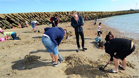 Fiebre del oro en una playa de Reino Unido